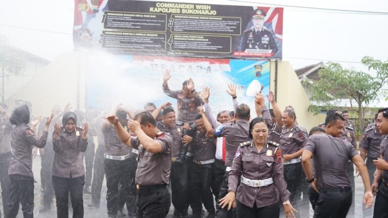 88 Personel Polres Sukoharjo Naik Pangkat Disiram Water Canon