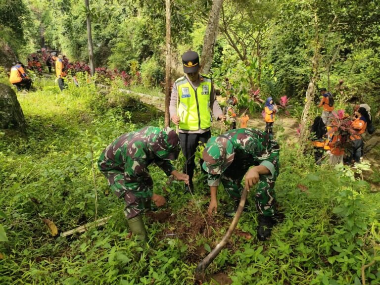 Polsek Tirtomoyo Tanam 750 Pohon di Wonogiri