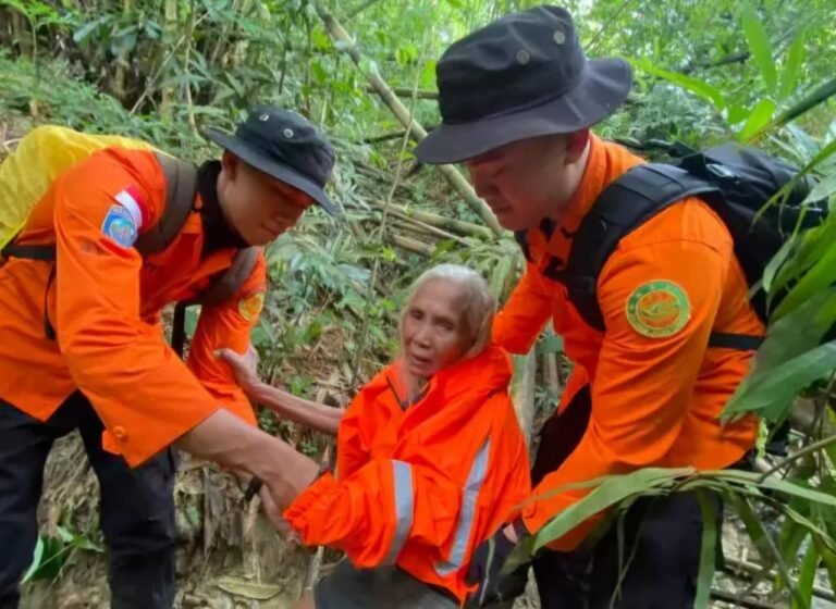 Dua Hari Hilang, Lansia Ditemukan Selamat di Tengah Hutan Kalialang