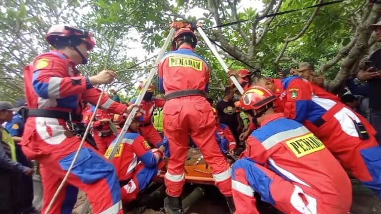 Damkar Solo Bantu Pemakaman Jenazah Obesitas 200 Kg