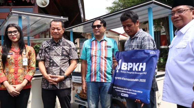 Seratus PKL Kota Kretek Dapat Bantuan Gerobak dan Tenda