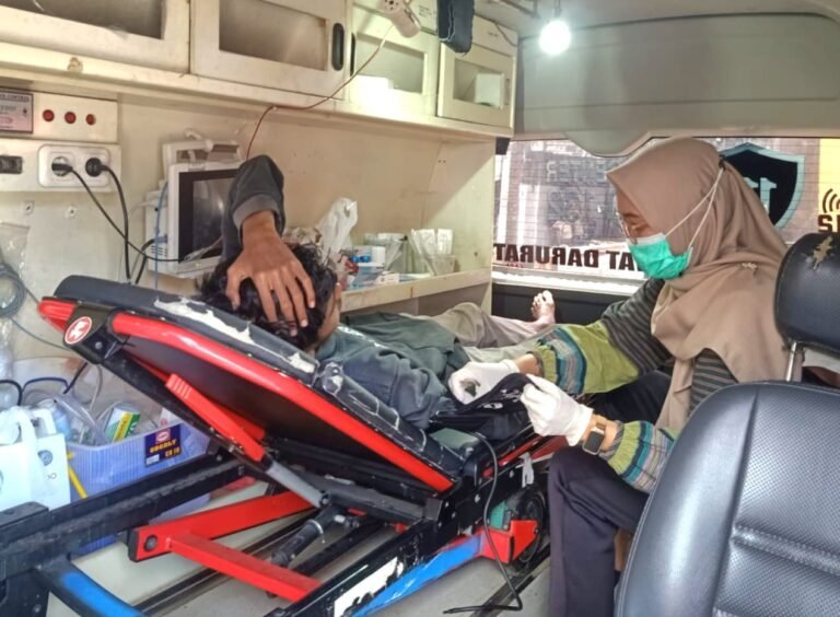 Bhabinkamtibmas Pudakpayung Respon Cepat Pria Tergeletak di SPBU