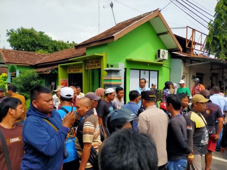 Kantor Satpol PP Kudus Digeruduk Pedagang Sayur Pasar Bitingan , Tolak Relokasi ke Pasar Saerah