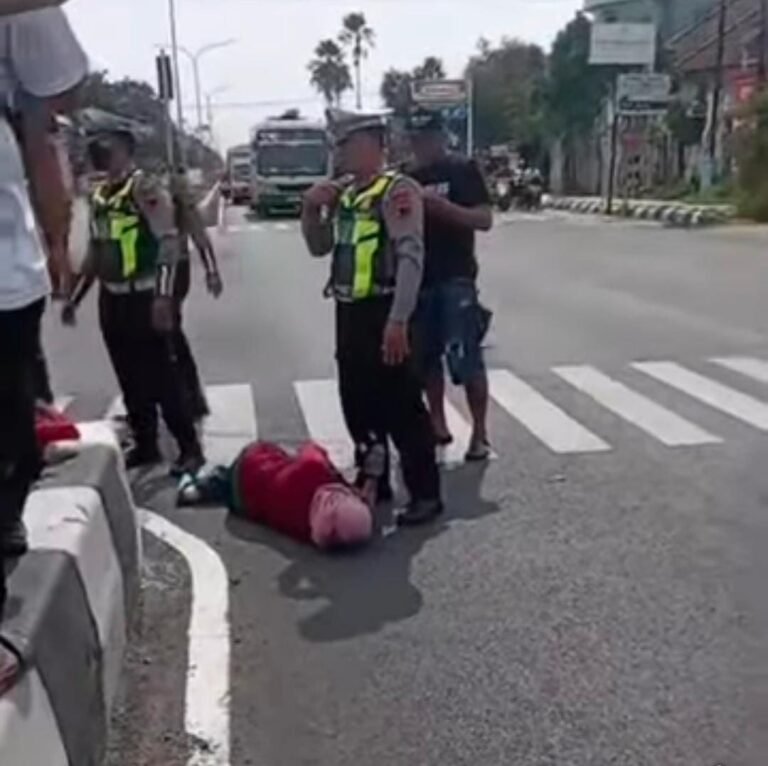 Tersenggol Bus, Nenek Pengendara Motor Luka -luka