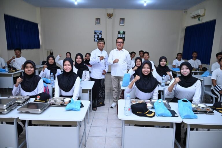 Pekan Perdana MBG, Wabup Adhe Pantau SMA 1 Karanganyar