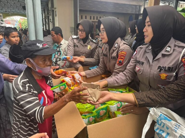 Polwan Sukoharjo Bagikan Paket Makanan di Masjid Wisanggeni