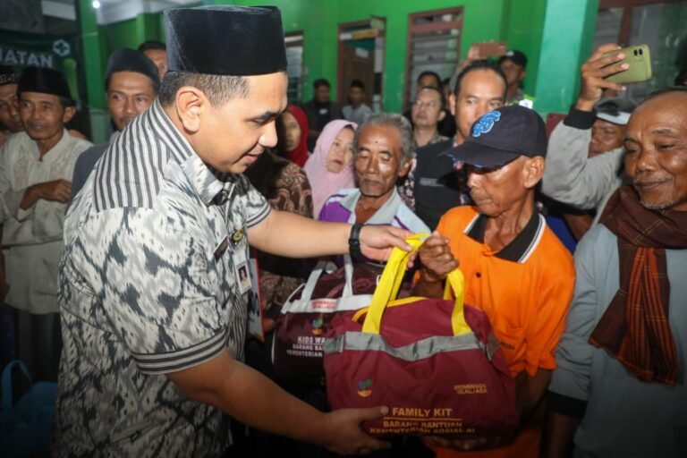 Beri Perhatian Penuh, Taj Yasin Sentuh Pengungsi Bencana Banjir Kudus