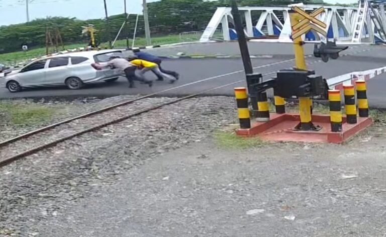 Aksi Sigap Kabid Humas Polda Jateng, Selamatkan Mobil Mogok dari Perlintasan Kereta Api