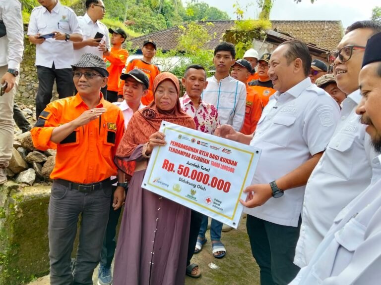 Bupati Rober Apresiasi Gotong Royong Bantu Korban Bencana