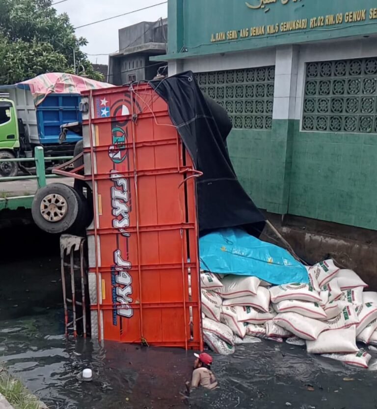 Truk Oleng Kecebur ke Sungai, Satu Orang Meninggal Dunia
