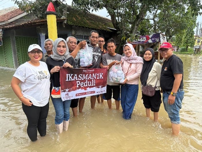 Banjir Kendal, Ikatan Alumni SMAN 1 Kendal Bagikan Makanan Siap Saji