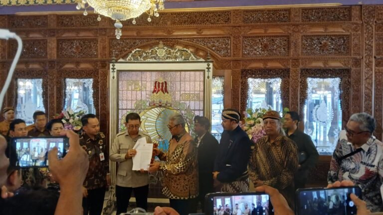Ricuh di Keraton Solo, GKR Timoer Protes di Depan Fadli Zon