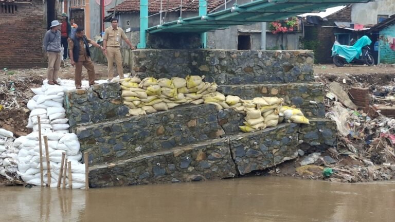 Talud Pelindung Abrasi Anjlok, Jembatan Gantung Dipastikan Aman