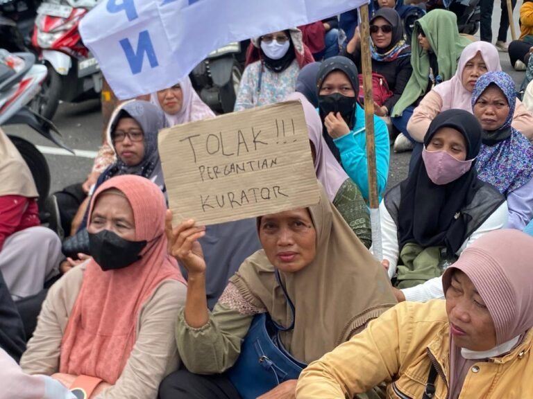 Demo Buruh eks PT Sritex di PN Semarang