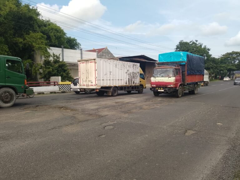 ‎Jalan Pantura Timur Kudus Rusak Parah Pasca Banjir ‎