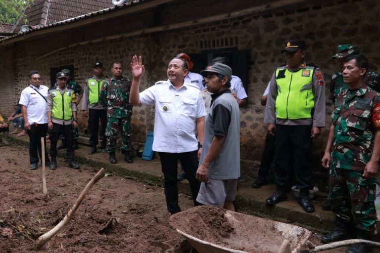 Pemkab Karanganyar Salurkan Bantuan Korban Longsor di Dusun Gunung Lading dan Jatipuro