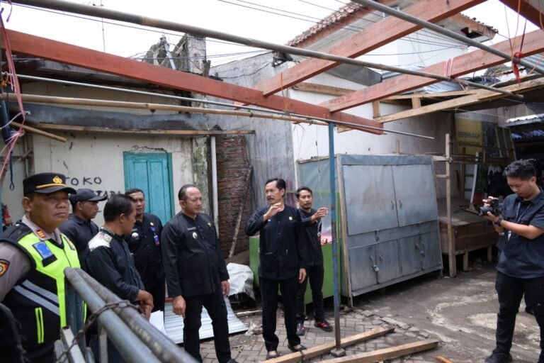 Tinjau Pasar Karangpandan Terdampak Angin Kencang, Bupati Rober Berikan Bantuan Darurat