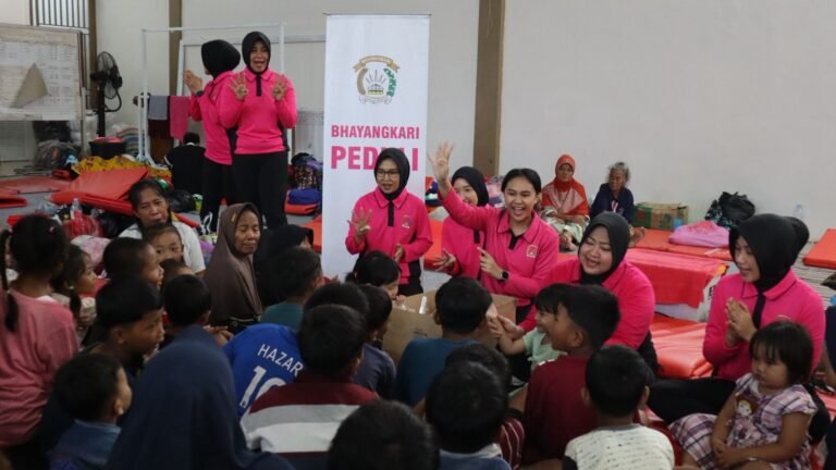 Bhayangkari Cabang Kudus ‘Turun Gunung’ Bantu Korban Banjir