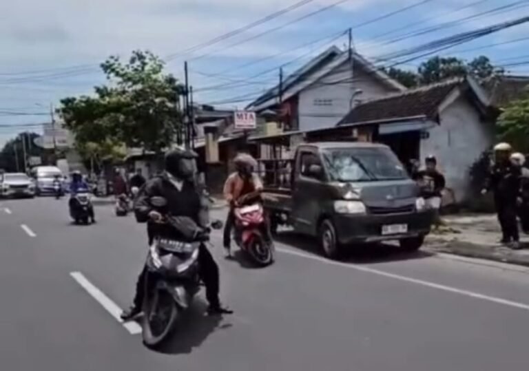 Diduga Mabuk Sopir Pick Up Diamuk Massa usai Tabrak Lari