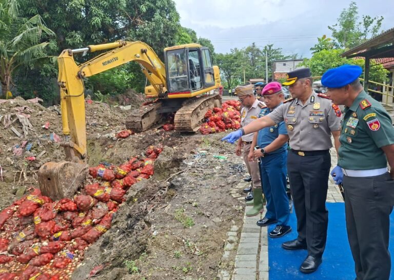120 Ton Bawang Bombai Ilegal Dimusnahkan, Polisi Tetapkan Satu Orang Tersangka