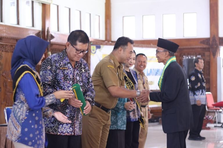 Sekolah Lansia Sragen Wisuda 113 Siswa