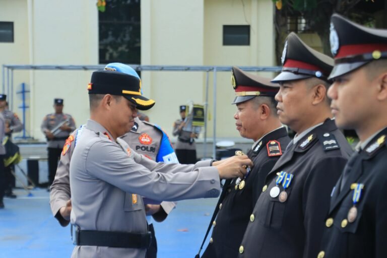 85 Personel Polres Karanganyar Terima Tanda Kehormatan