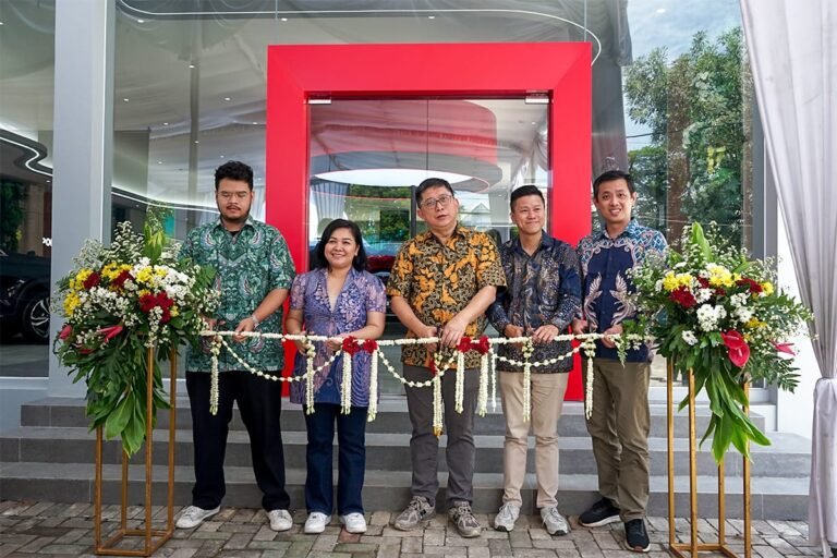 Polytron Resmikan Showroom Mobil Listrik Pertama di Semarang
