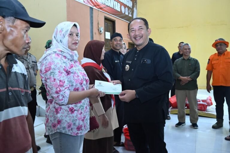 Bupati Rober Berikan Bantuan Tali Asih bagi Warga Terdampak Puting Beliung Karangpandan