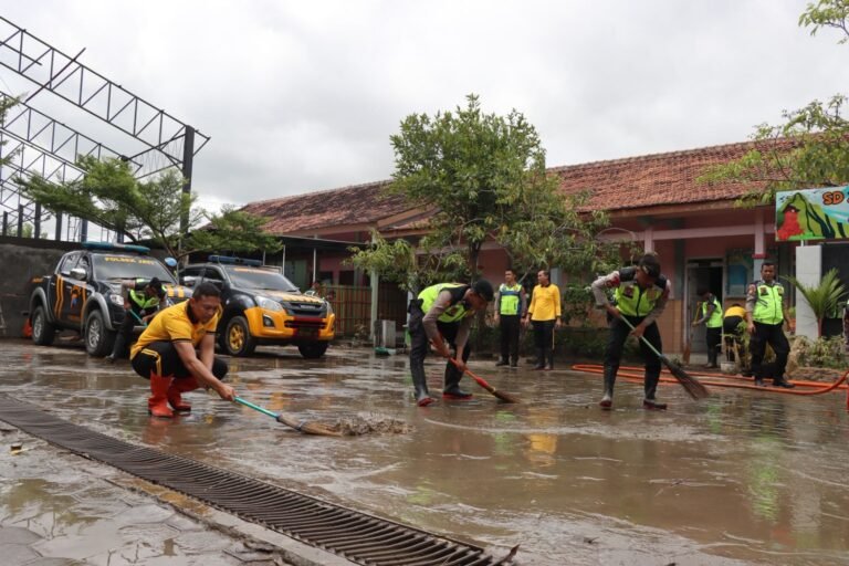 Polres Kudus Bersihkan Sekolah Pasca Banjir