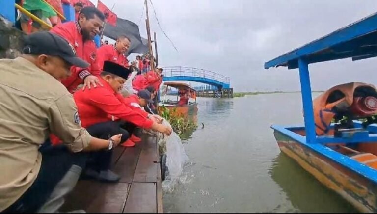 Kado HUT ke-79 Megawati, PDI Perjuangan Kabupaten Semarang Tebar Benih Ikan-Tanam Bibit Pohon