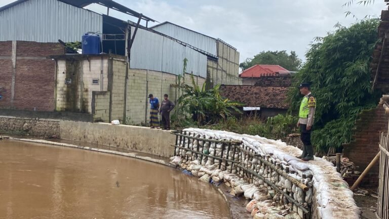 Buntut Tanggul Sungai Dawe Kritis, Warga Golantepus ‘Bertaruh’ dengan Karung Tanah dan Pampers Bekas