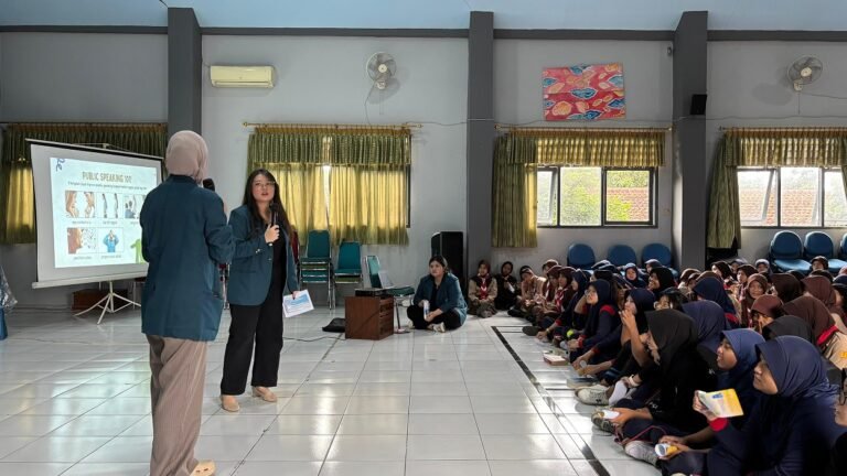 DeBiuryn Class Out Digelar di SMPN 21 Semarang, Ajak Siswa Tingkatkan Public Speaking dan Kesadaran Perawatan Diri