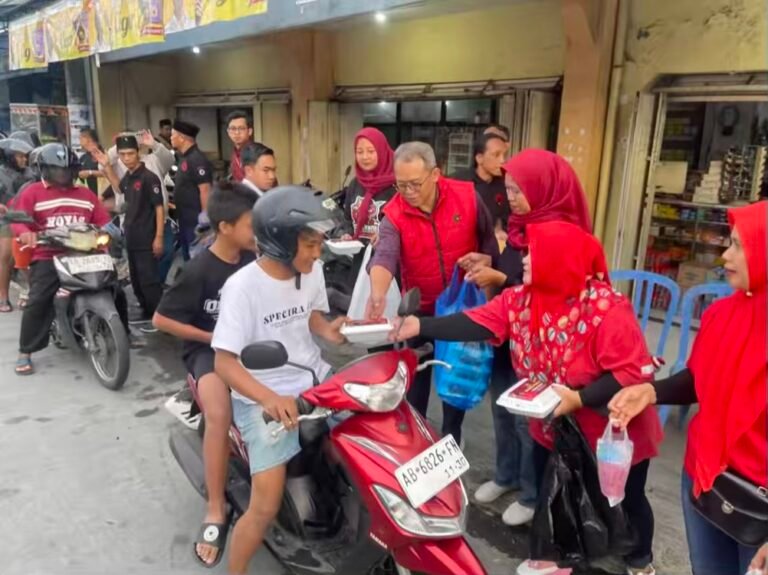 Hangatnya Kebersamaan saat Berbagi Takjil di Blabak
