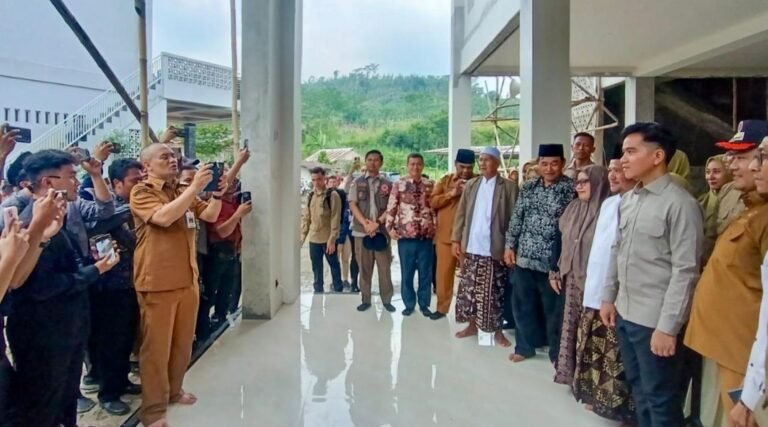 Kocak, Gubernur Ahmad Luthfi Jadi Fotografer Dadakan 