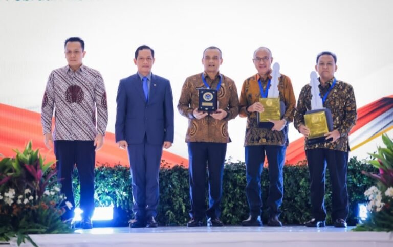 Gubernur Ahmad Luthfi Raih Penghargaan Pembina Terbaik Kinerja Pengelolaan Sampah 2026