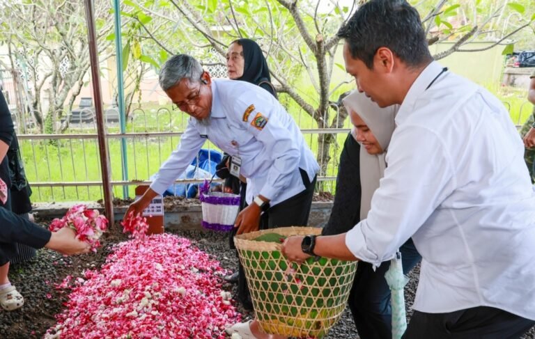 Sekda Jateng Sampaikan Duka Cita di Pemakaman Mertua Gubernur Ahmad Luthfi
