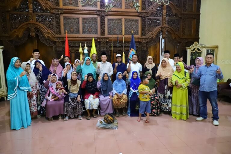 Puluhan Janda Desa Cendono Sambangi Bupati Kudus Penuhi Nazar Kemenangan