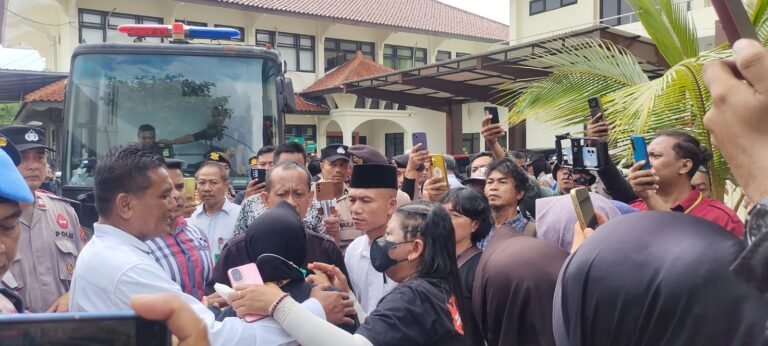 Sidang Ditunda, Istri Botok Hadang Mobil Tahanan Hampir 4 Jam