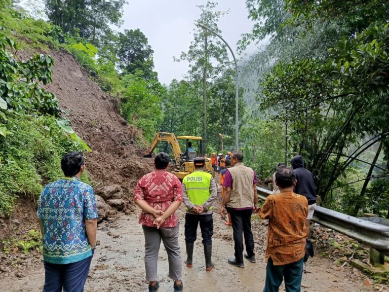 Sempat Lumpuh, Akses Jalan Desa Rahtawu Kembali Terbuka