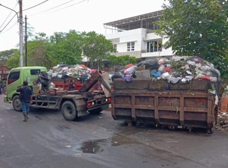Warga Protes Bau Kontainer Sampah di Jalan Petudungan