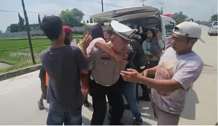 Satlantas Karanganyar Gercep Tangani Laka Beruntun