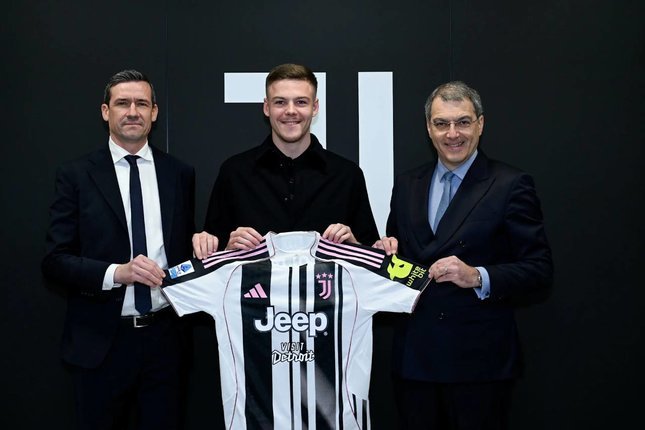 Emil Holm Resmi Bagian Juventus