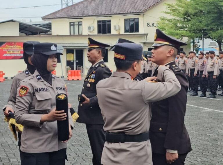 Polrestabes Beri Tanda Kehormatan Satyalencana Pengabdian Tahun 2026