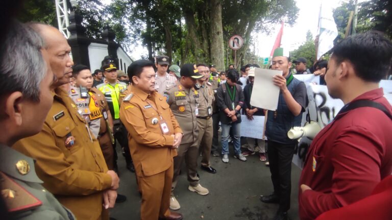 Aliansi Mahasiswa Demo Satu Tahun Kepemimpinan Robby- Nina