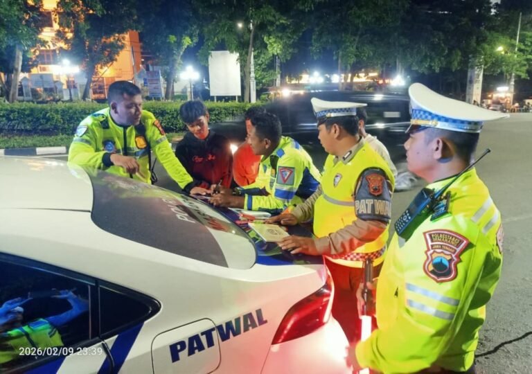 Pastikan Tidak Ada Tawuran, Satlantas Tertibkan Pelanggaran Lalu Lintas di Jalan Pahlawan