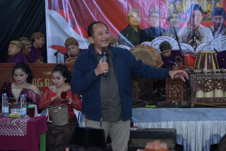 Bupati Rober Bangga Gotong Royong Warga Ngepungsari