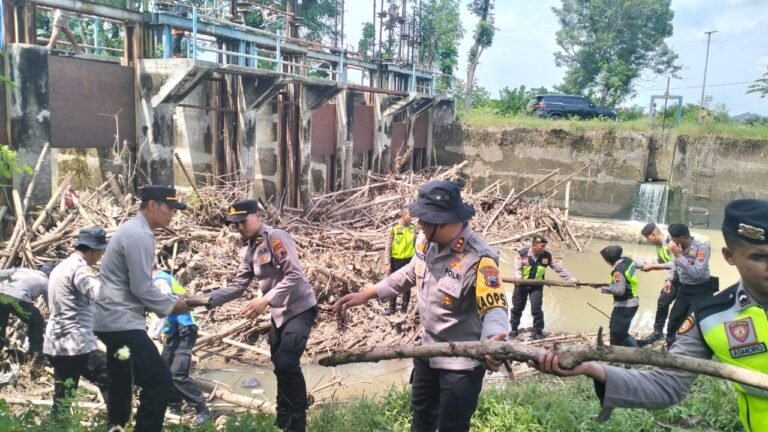 Tangani Sampah Lingkungan, Polres Sukoharjo Bersihkan Bendungan Siluwur