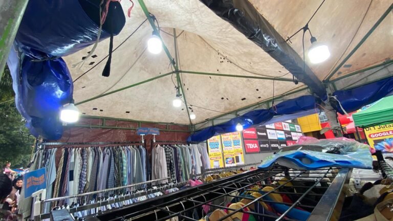 Bayar Jutaan, Pedagang Dandangan Mengeluh Tendanya Bocor