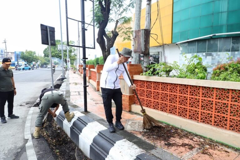 Bupati Sam’ani Pimpin Aksi Gerakan Bersih Sampah