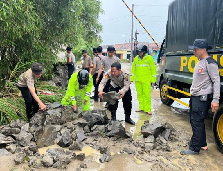 Tim Satgas Bencana Bhayangkara Tangani Banjir di Tembalang